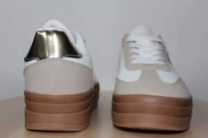 Diseño moderno y cómodo, perfectas para destacar en looks casuales.