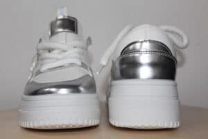 Zapatillas con detalles Plateados – Modernas y Elegantes