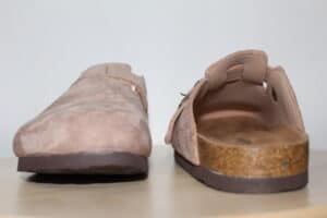 Mules de Ante Beige con Hebilla – Comodidad y Estilo Casual