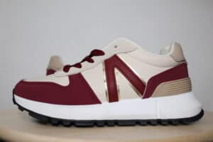 Zapatillas Deportivas Beige y Burdeos – Modernas y Versátiles