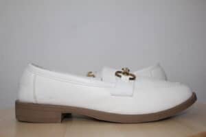 Mocasines Blancos con Detalle Dorado – Estilo y Elegancia