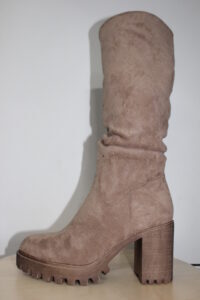 Botas Altas de Tacón en Ante Beige – Elegancia Atemporal