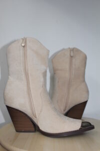 Botines camperos con Tacón Cuña – Estilo y Originalidad