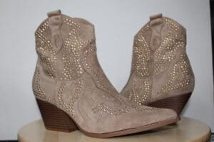 Botines camperos con Tachuelas – Estilo Audaz y Brillante