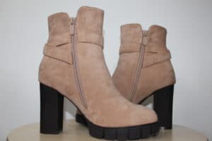 Botines de Tacón Alto en Ante Beige – Elegancia y Modernidad