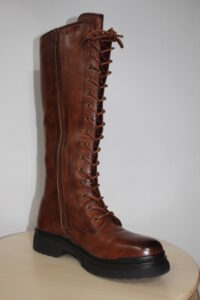 Botas militar altas con cordones y cómoda cremallera.
