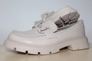 Mocasines Beige con Suela Dentada – Estilo y Comodidad
