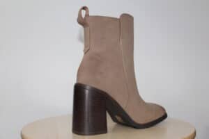 Botines Beige con Tacón Alto – Elegancia y Versatilidad