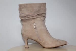 Botines Beige con Tacón Fino – Elegancia y Sofisticación