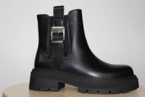Botines Negros con Hebilla y Suela Track – Modernos y Versátiles
