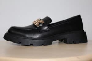 Mocasines elegantes en piel sintética con cadena metálica dorada