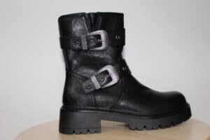 Bota clásica estilo motera valorado como calzado muy ajustable