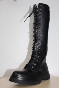 Botas militar altas con cordones y cómoda cremallera.