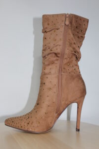 Botas de tacón alto en negro intenso y camel suave