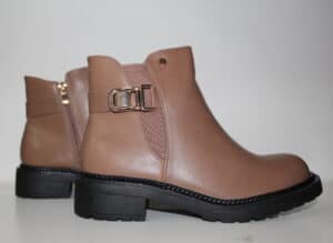 Botines camel con detalles metálicos y diseño moderno