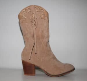 Botas vaqueras de gamuza beige, cómodas, elegantes y perfectas para cualquier ocasión. ¡Compra ahora y luce un estilo único!