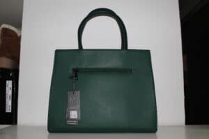 bolsos en color verde con un sofisticado diseño texturizado tipo cocodrilo