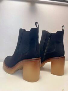 Botines Negros con Tacón y Suela Tractora: Estilo y Comodidad