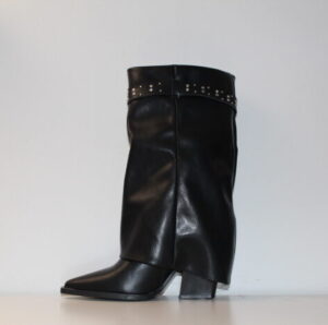 Botas de cuero negro con un diseño slouchy (caído) y un tacón bajo