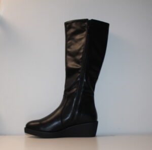 Botas negras de caña alta con cuña ligera