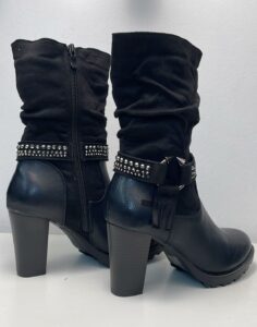 Diseñadas con un elegante detalle brillante y acabado moderno. Perfectas para realzar cualquier look, desde casual hasta elegante, con un toque de glamour.