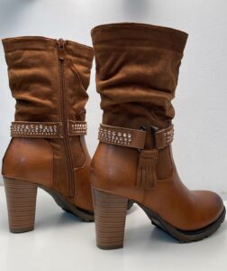 Botas camel adornadas con un sutil detalle brillante